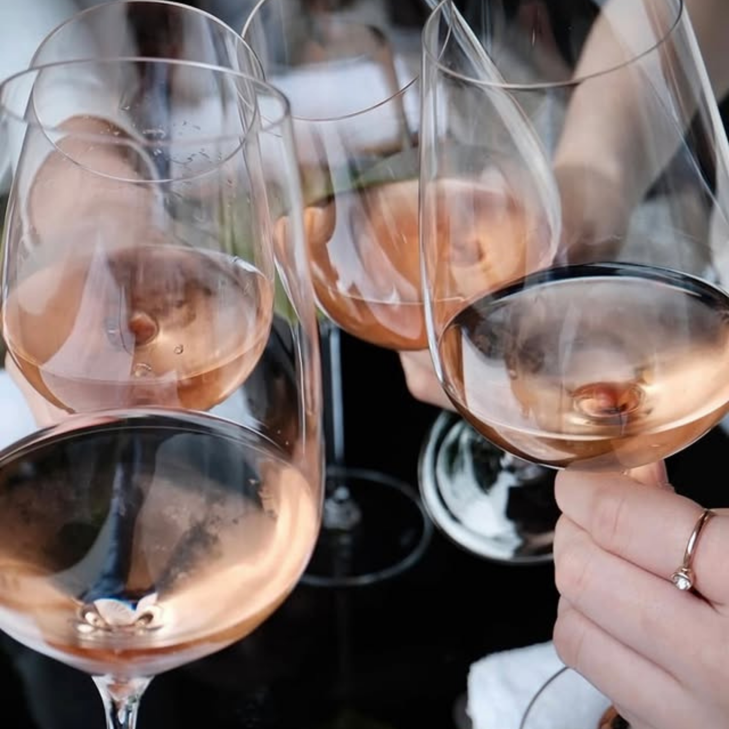 Le rosé sans alcool : la boisson de l’été par excellence… et bien plus encore !