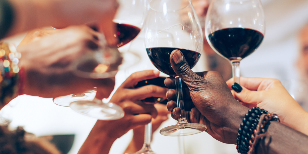 Verres qui trinquent pendant un moment festif