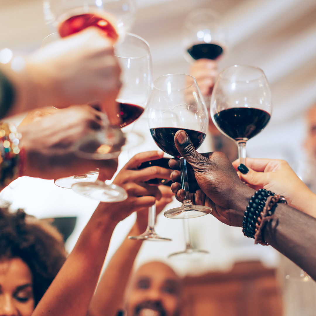 Verres qui trinquent pendant un moment festif